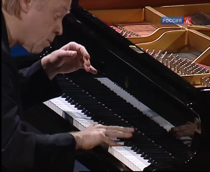 Играет пианист Валерий Афанасьев