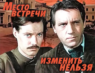 У книжных полок