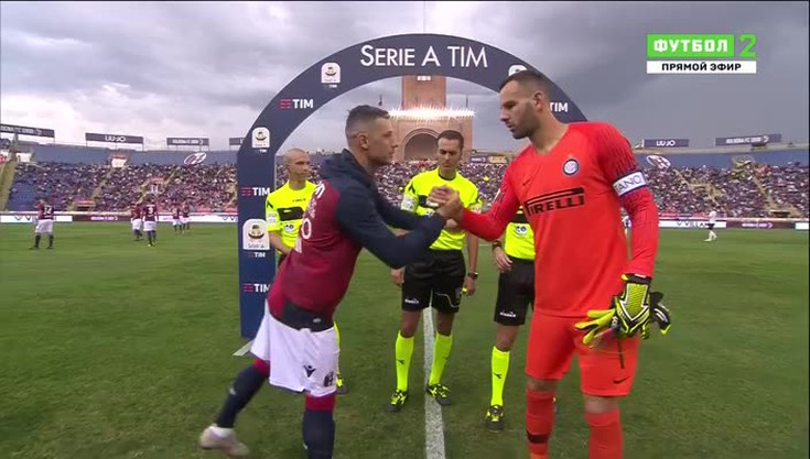 Смотреть "Футбол. Чемпионат Италии 2018/2019. Болонья - Интер. 1 тайм ...