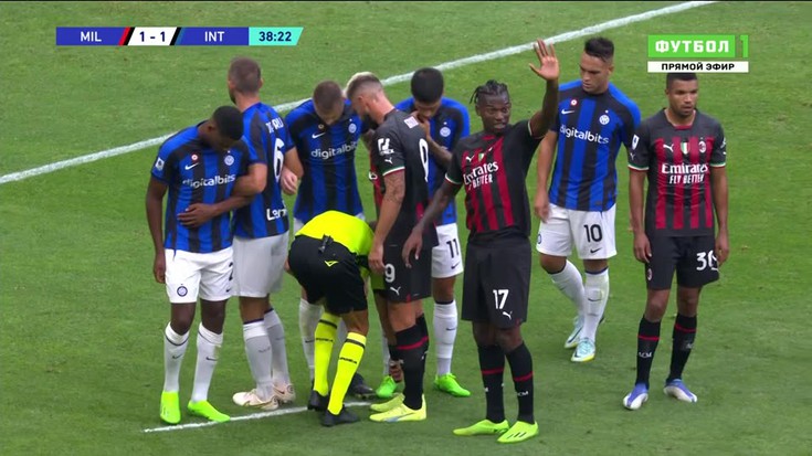Смотреть "Футбол. Чемпионат Италии 2022/2023. Милан - Интер. 1 тайм ...